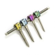 Tornillos poliaxiales y monoaxiales